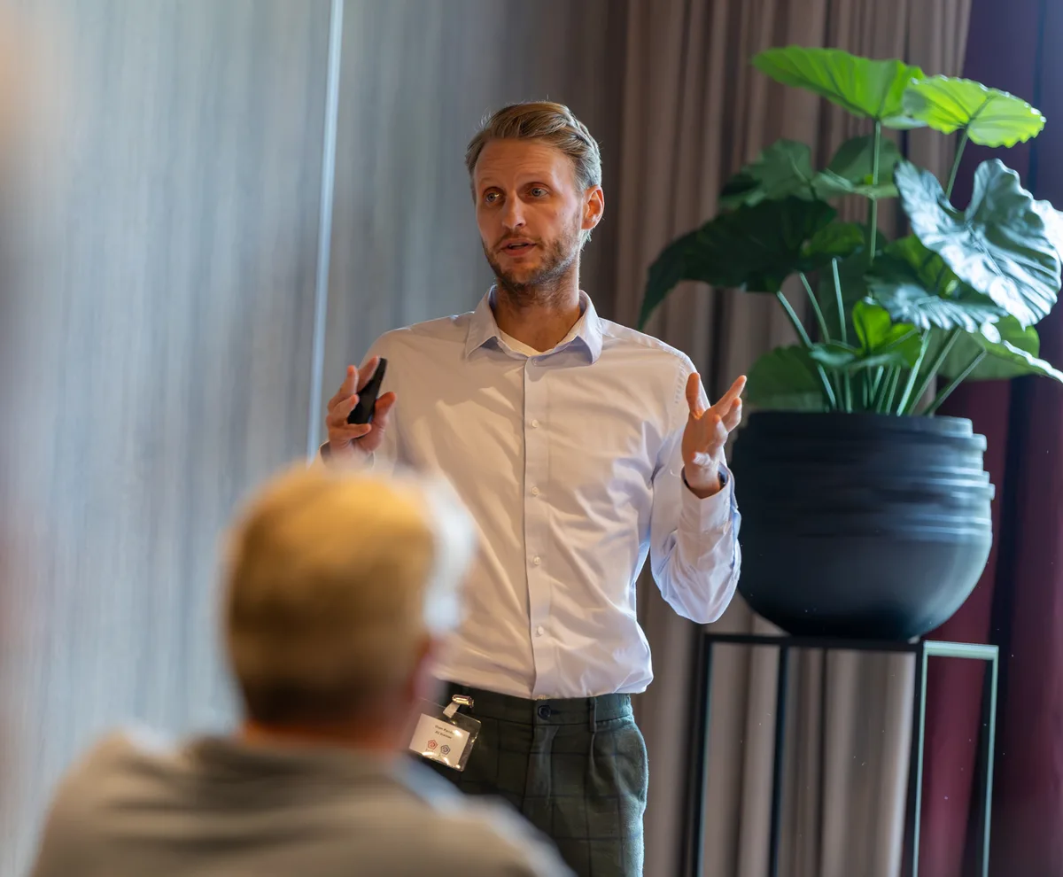 Dion Pander geeft een AI-sessie voor de bouw en infra in Drachten