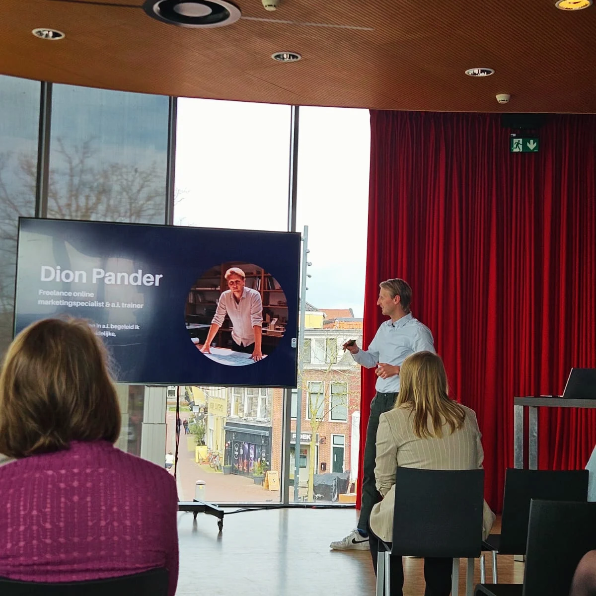 Dion Pander geeft een AI-training bij Merk Fryslân